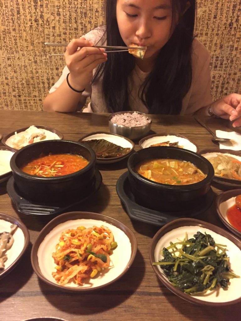 Kimchi jjigae & banchan: spicy stew complete with all the side dishes 